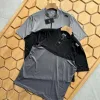 Luxuriöse, kurzärmelige Kollektion aus schwarzer Seide von Helly Hansen