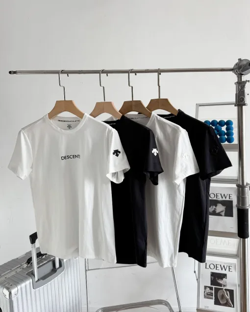 Hochwertiges Descente-Kurzarmshirt aus schwarzem Polyester im Logo-Stil