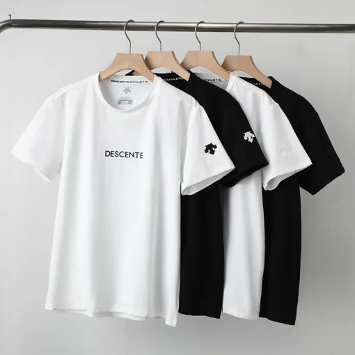 Hochwertiges Descente-Kurzarmshirt aus schwarzem Polyester im Logo-Stil