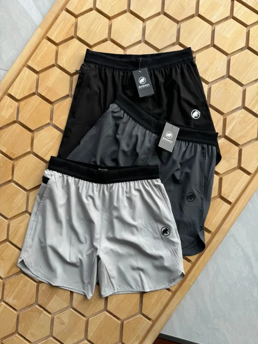 Luxus-Shorts von Mammut in der atmungsaktiven Kollektion in Schwarz