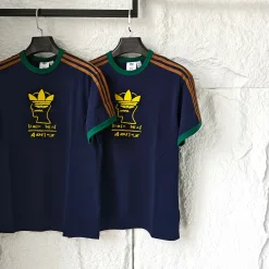 Luxuriöse Adidas Kurzarm-Kollektion aus marineblauer Seide mit Logo