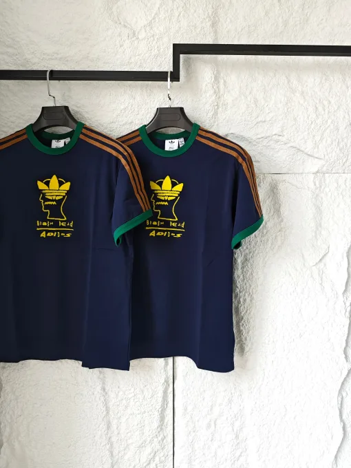 Luxuriöse Adidas Kurzarm-Kollektion aus marineblauer Seide mit Logo