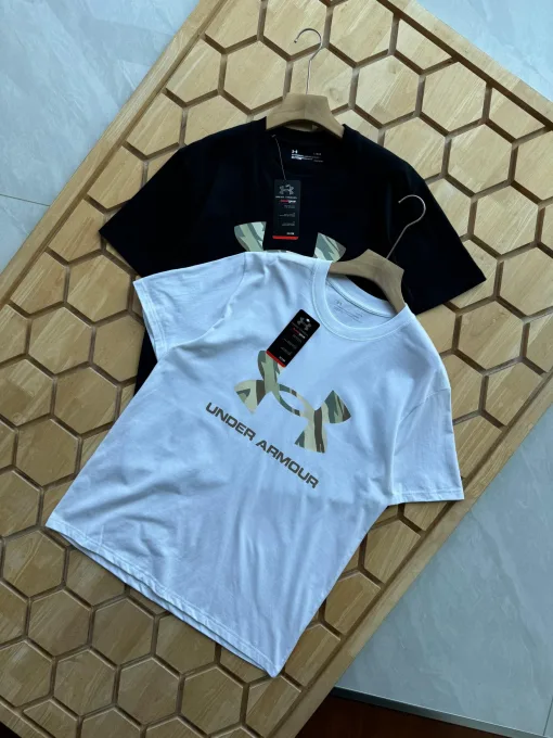 Hochwertige Under Armour Kurzarm-Kollektion in Schwarz mit Camouflage-Muster