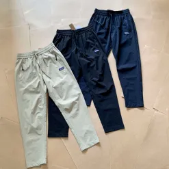 Hochwertige Patagonia-Hose aus bestickter Nylon-Kollektion in Marineblau