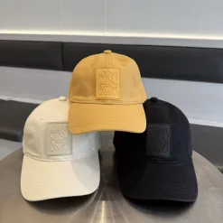 Hochwertiger Loewe Hut aus weißer Baumwolle im minimalistischen Stil