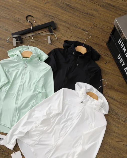Luxus-Jacke von Lululemon in der Black Collection