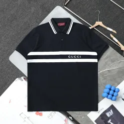 Hochwertiges Gucci Kurzarmhemd aus schwarzer Lederlogo-Kollektion