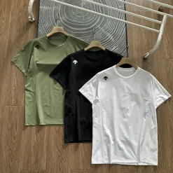Luxuriöses Descente-Kurzarmshirt aus schwarzer Baumwolle im Logo-Stil