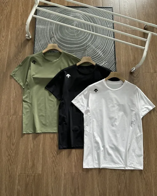 Luxuriöses Descente-Kurzarmshirt aus schwarzer Baumwolle im Logo-Stil