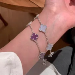 Premium-Van Cleef & Arpels-Armband im violetten Druckstil