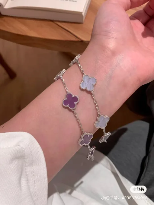 Premium-Van Cleef & Arpels-Armband im violetten Druckstil