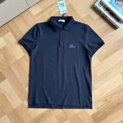 Hochwertige Burberry-Kollektion mit kurzen Ärmeln und schwarzer Baumwolle und Stickerei