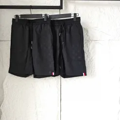 Premium Louis Vuitton Shorts Kollektion mit schwarzem Print