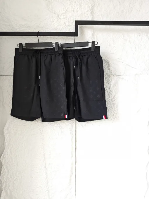 Premium Louis Vuitton Shorts Kollektion mit schwarzem Print