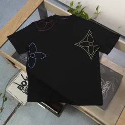 Hochwertige Louis Vuitton Kurzarm-Kollektion aus weißer Baumwolle mit Stickerei