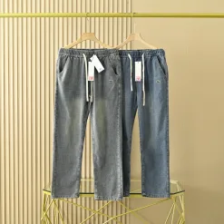 Meistverkaufte Lacoste Jeans im blauen Spandex-Stil mit Stickerei