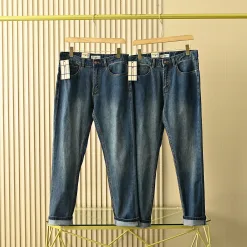 Hochwertige Burberry Jeans im blauen Leder-Logo-Stil