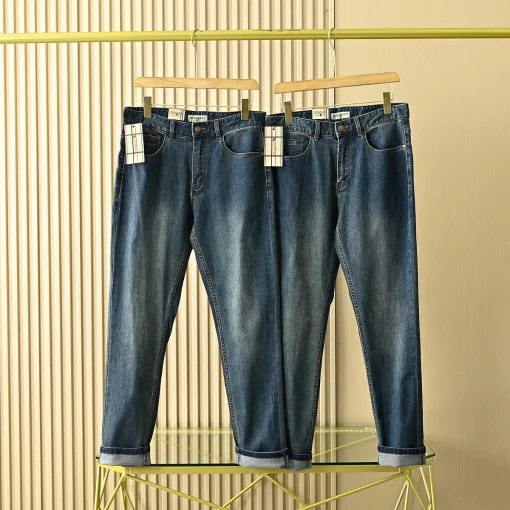 Hochwertige Burberry Jeans im blauen Leder-Logo-Stil