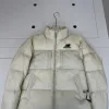 Hochwertige New Balance Daunenjacke aus schwarzer Nylon-Stickereikollektion