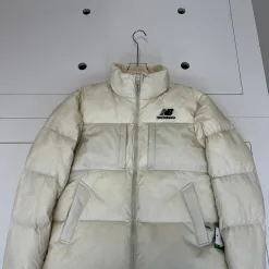 Hochwertige New Balance Daunenjacke aus schwarzer Nylon-Stickereikollektion