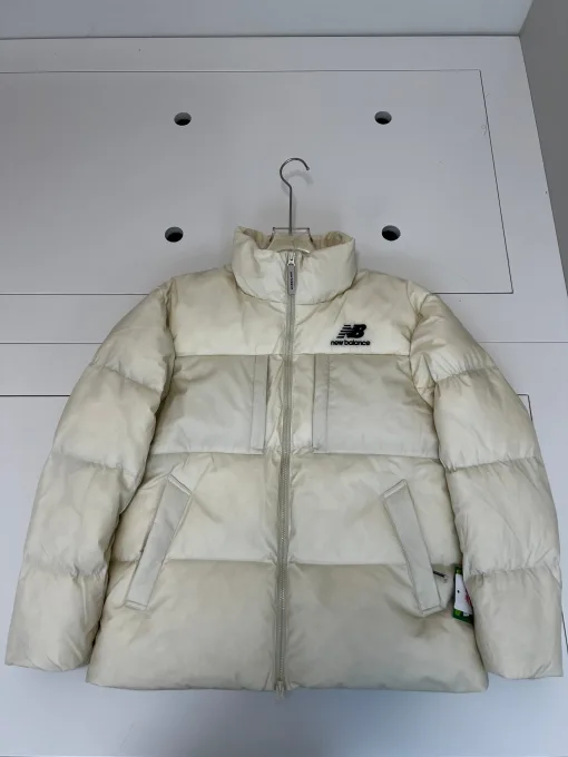 Hochwertige New Balance Daunenjacke aus schwarzer Nylon-Stickereikollektion