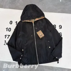 Luxus-Mäntel von Burberry aus schwarzem Polyester im klassischen Stil