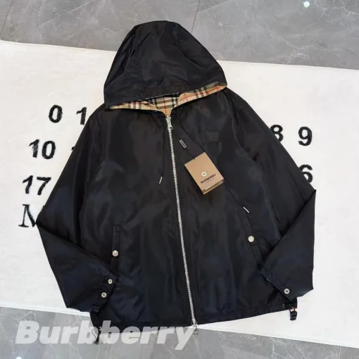 Luxus-Mäntel von Burberry aus schwarzem Polyester im klassischen Stil