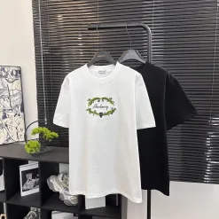Hochwertige Burberry-Kollektion mit kurzen Ärmeln und Stickereien