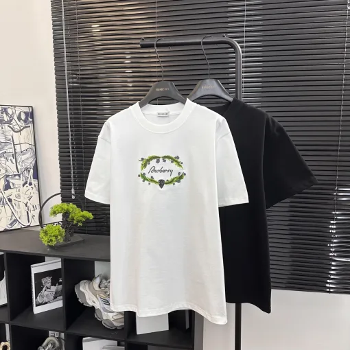 Hochwertige Burberry-Kollektion mit kurzen Ärmeln und Stickereien