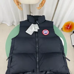 Bestseller Canada Goose Weste im schwarzen Streifenstil