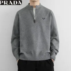 Hochwertige Prada-Pullover im soliden Stil