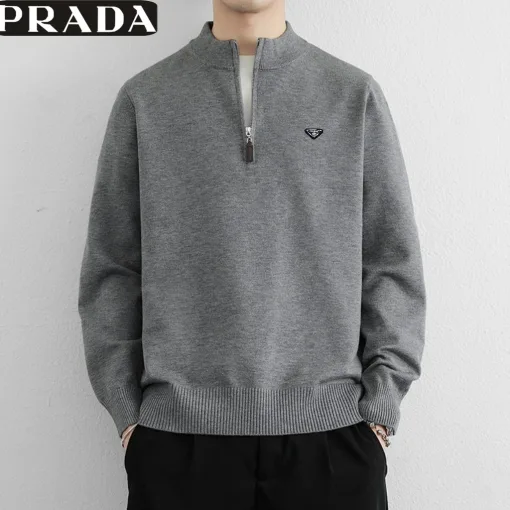 Hochwertige Prada-Pullover im soliden Stil