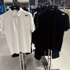 Hochwertiges Helly Hansen Poloshirt aus schwarzer Seide, atmungsaktiver Stil