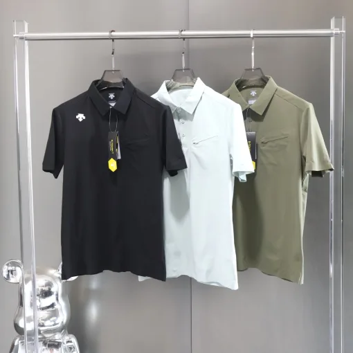 Hochwertiges Descente Kurzarm-Logo-Shirt in Schwarz aus Spandex
