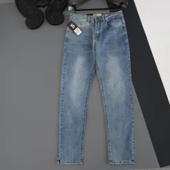 Hochwertige Burberry Jeans im Denim-Waschungsstil