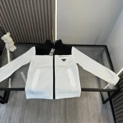 Hochwertiger Prada Mantel im Weiß-Stil