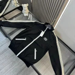 Hochwertige Armani-Mantelkollektion