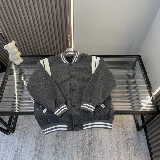 Hochwertige Yves Saint Laurent Mantelkollektion
