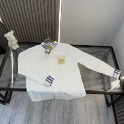 Hochwertiges Burberry-Hemd im Lederstil