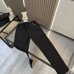 Luxuriöse Prada-Hose mit geradem Bein im Logo-Stil