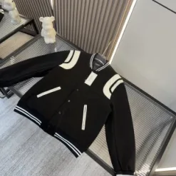 Luxuriöser Mantelstil von Yves Saint Laurent