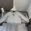 Hochwertiger Burberry-Mantel im bestickten Stil