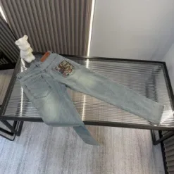Luxus-Jeanskollektion mit Stickereien von Loewe