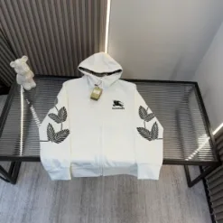Hochwertiger Burberry-Mantel im Printstil