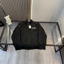 Hochwertiger Armani-Mantel im bestickten Stil