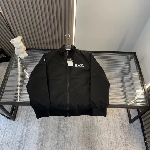 Hochwertiger Armani-Mantel im bestickten Stil