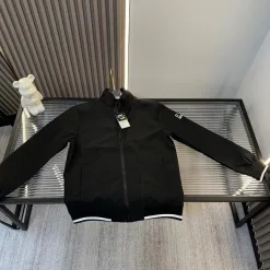 Hochwertiger Armani-Mantel im bestickten Stil