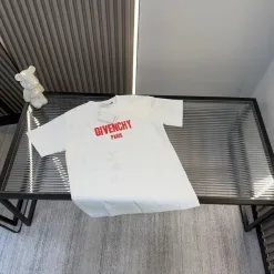 Hochwertiger Givenchy-Luxus mit kurzen Ärmeln