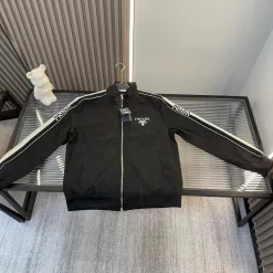 Luxuriöser Prada-Mantelstil