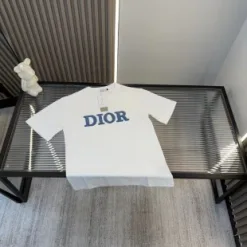 Hochwertige Dior-Kollektion mit Stickereien in Kurzarm